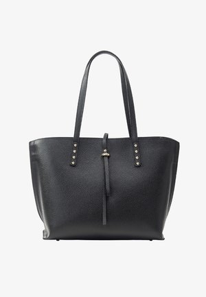 Sac fourre-tout noir en cuir avec une finition texturée, dotée de deux longues poignées, de clous dorés et d'un détail de nouage central pour la fermeture.