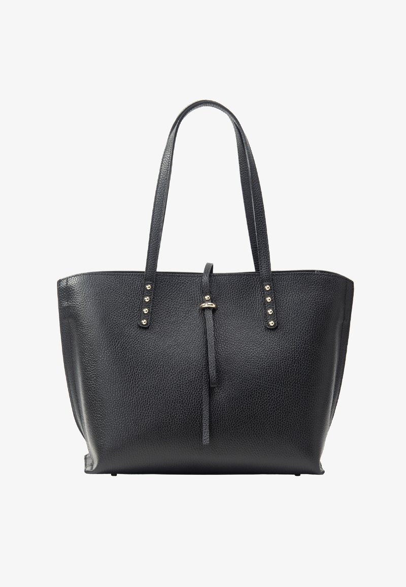 Černá kožená taška přes rameno s texturovaným povrchem, obsahující dva dlouhé popruhy, zlaté hřebíky a centrální stahovací detail pro uzavření.