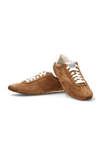 Zapatillas deportivas de ante marrón con cordones planos crema, una puntera redondeada y una suela de goma texturizada. Presentan un perfil de inspiración vintage y detalles cosidos.