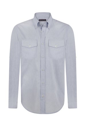 Camisa de botón en tela azul clara con un patrón texturizado, dos bolsillos en el pecho y un dobladillo curvado. Presenta un cuello clásico y puños con botones.