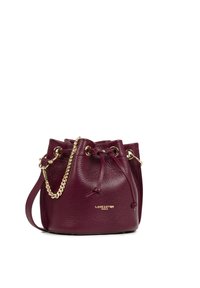 Sac seau en cuir bourgogne avec chaîne dorée et fermeture à cordon. Logo "Lancaster Paris" emboutie à l'avant. Surface texturée.