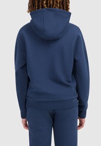 Navyblauwe hoodie van zachte stof, met een trekkoordkap, ribgebreide manchetten en een relaxte pasvorm. De achterkant heeft een gladde textuur.