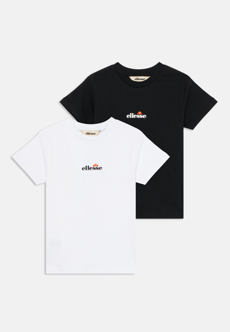 To t-skjorter: en i hvit og en i svart, begge laget av bomull. Hver av dem har en liten Ellesse-logo foran. Kort ermer, rund hals.
