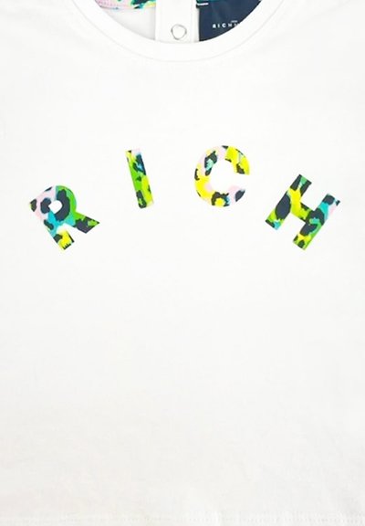 T-shirt bianca con la scritta "RICH" in lettere colorate con stampa animale. Collo rotondo e texture del tessuto morbida.