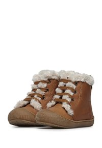 Botas de tobillo de cuero marrón con borde de pelo sintético blanco, punta redonda, suela de goma y cordones marrones. Suela texturizada para un mejor agarre.