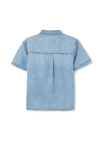 Lichtblauw denim overhemd met korte mouwen, featuring een puntige kraag, een achterkant met plooi-details en gestikte accenten langs de mouwen en de zoom.