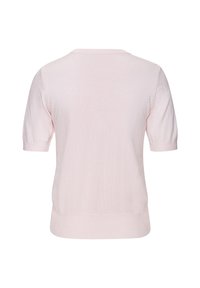 Svetre s krátkym rukávom v svetlo ružovej farbe, s rebrovaným lemom a textúrovaným pletením. Má zaoblený výstrih a mierne nafúknuté rukávy.