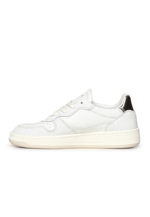 Scarpa da ginnastica bianca bassa con pannelli testurizzati, chiusura con lacci e dettaglio argentato metallico sul tallone, vista laterale su sfondo bianco.