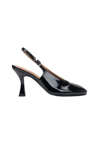 Zwarte gepatineerde leren slingback-schoen met een spitse neus en een blokhak van gemiddelde hoogte. Voorzien van een dunne verstelbare band met een gesp.