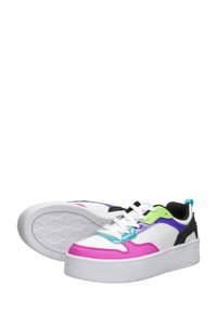 Witte sneakers met een veelzijdig ontwerp met roze, groen, paars en zwarte accenten. Getextureerde oppervlakte met een dikke witte zool.