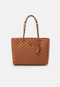 Borsa a tracolla marrone trapuntata con manici a catena, una placca con logo e un'etichetta removibile. Texture liscia con dettagli a motivo diamante.