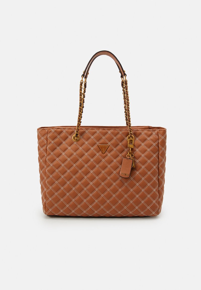 Borsa a tracolla marrone trapuntata con manici a catena, una placca con logo e un'etichetta removibile. Texture liscia con dettagli a motivo diamante.