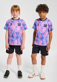 Kortärmade, flerfärgade rosa och blå sporttröjor med svarta detaljer och nummer 12. Svarta shorts och vita strumpor fullföljer outfiten.