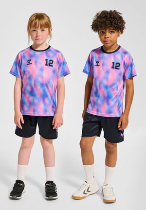 Kurzärmlige, mehrfarbige Sportshirts in Pink und Blau mit schwarzen Akzenten und der Nummer 12. Schwarze Shorts und weiße Socken runden die Outfits ab.