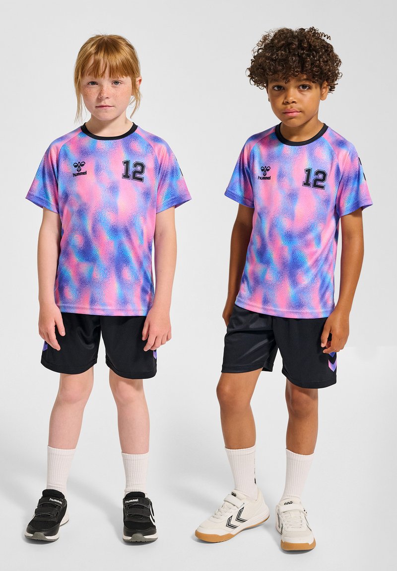 Kortärmade, flerfärgade rosa och blå sporttröjor med svarta detaljer och nummer 12. Svarta shorts och vita strumpor fullföljer outfiten.