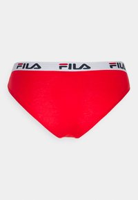 Sunga vermelha feita de tecido macio com um cós elástico branco com o logótipo FILA em preto e vermelho. Textura suave, design de corte padrão.