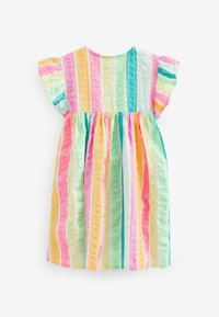 Pestrobarevné pruhované šaty s krátkými volánkovými rukávy, vyrobené z lehké tkaniny. Barvy zahrnují růžovou, zelenou, žlutou a modrou. Skládaný design.