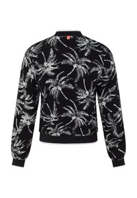 Sudadera negra con un patrón de hojas de palma blancas, puños y dobladillo acanalados, y una pequeña etiqueta roja en la parte posterior del cuello. Textura de tela suave.