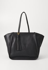 Borsa a tracolla in pelle nera con finitura texture, dotata di manici lunghi, un accento a nappina e design aperto. Chiusura con zip nella parte superiore.
