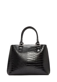 Sac à main noir avec une finition brillante au toucher crocodile. Doté de deux poignées courtes et de accents en métal argenté. Forme rectangulaire avec un design structuré.