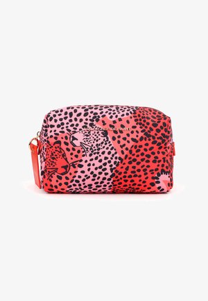Bolsa de cosméticos con diseño de estampado de leopardo en tonos rosas y rojos, tejido liso, forma redondeada y cierre con cremallera en color naranja contrastante.