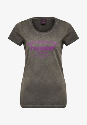 T-shirt grigio in cotone con scollo rotondo e maniche corte. Presenta testo in rilievo viola con la scritta "non ti lascerò riposare, hummel."