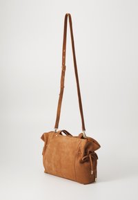 Sac à épaules en daim marron au design décontracté, doté d'une bandoulière amovible, de liens latéraux et d'accents en métal doré.