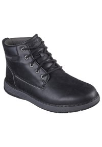 Botín de cuero negro hasta el tobillo con cordones en la parte delantera, cuello acolchado y suela de goma texturizada. Presenta material impermeable y costuras en contraste.