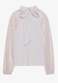 Blusa rosa chiaro con colletto alto, dettaglio a fiocco e maniche lunghe in pizzo trasparente. Tessuto liscio con accenti in pizzo strutturato.