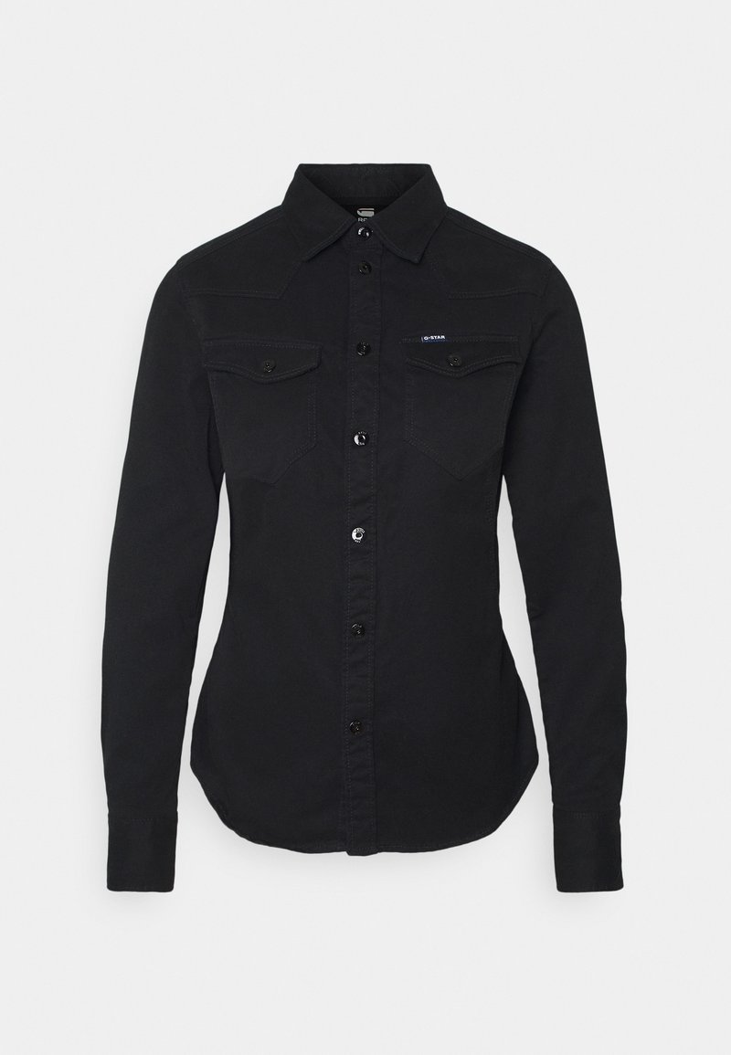 Chemise noire à manches longues avec boutons, coupe ajustée, deux poches sur la poitrine et col pointu. Tissu lisse avec des détails de couture subtils.