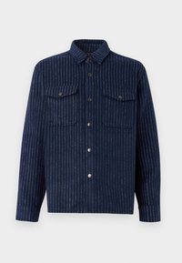 Navyblaues Hemdjackett mit vertikalen weißen Streifen, zwei Brusttaschen, Knopfvorschluss und spitzem Kragen. Baumwollmischgewebe, strukturierte Oberfläche.