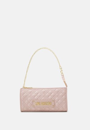 Różowa torba o pikowanym wzorze z złotym łańcuchem i zamkiem błyskawicznym, złota plakieta "LOVE MOSCHINO" z przodu.