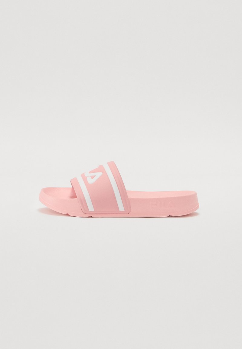 Rózsaszín csúszásmentes szandál sima gumírfelülettel, fehér csíkozással és érdes talppal a jobb tapadásért. A pánton logó látható.