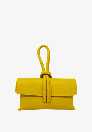 Borsa clutch in pelle gialla brillante con chiusura a cinturino ad anello, forma rettangolare e superficie testurizzata.