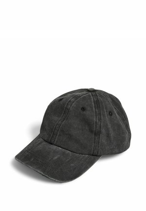 Elhasznált fekete baseball sapka ívelt karimával, hat-paneles kialakítással és varrott szellőzőlyukakkal fehér háttéren.