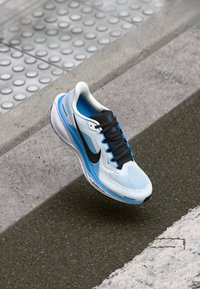 Non sélectionné, white/black/blue hero