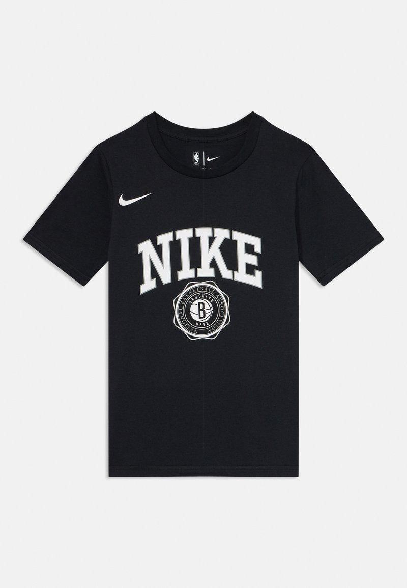 Juodas medvilninis marškinėlis su ryškiu baltu "NIKE" užrašu ir Bruklino Nets logotipu priekyje, apvalia iškirpte ir trumpomis rankovėmis.