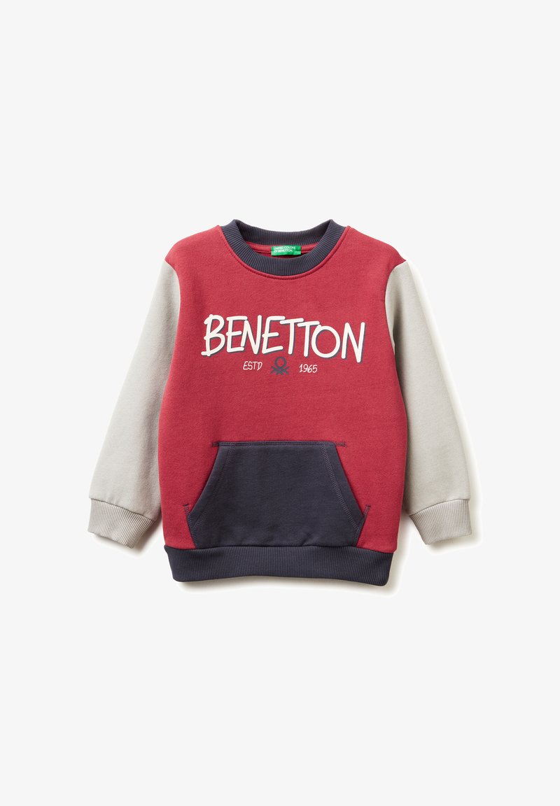 Sudadera roja y gris de manga larga, con puños acanalados y un bolsillo frontal. Presenta el logo "BENETTON" en blanco en el pecho. Fabricada en mezcla de algodón.