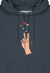 Donkerblauwe hoodie met een grafisch ontwerp van een hand die een vre Peace-teken maakt, omringd door gekleurde hartvormen. Katoenmix, met een capuchon en trekkoord.