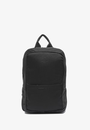 Zaino in nylon nero con superficie texturizzata, schienale imbottito, spallacci doppi e manico superiore. Presenta una tasca frontale con marchio.