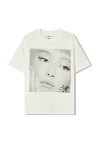 Hvid bomulds t-shirt med et sort-hvidt fotografi af et ansigt, med fine detaljer i øjnene og hånden, samt teksten "Jennie."