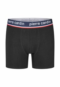 Zwarte boxershorts met een marineblauwe tailleband met rode en witte strepen, en de merknaam "pierre cardin" erop gedrukt. Glad textuur.