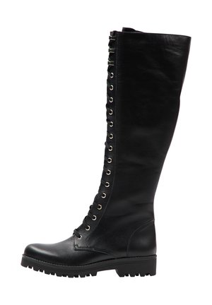 Schwarze knöchelhohe Lederstiefel mit vorderen Schnürsenkeln, Metallösen, rutschfester Sohle und niedrigem, klobigem Absatz, seitlich dargestellt.