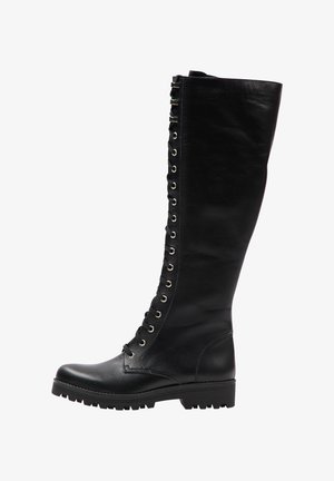 Melni ceļgala ādas zābaki ar priekšējo auklu, metāla acīm, biezu zoli ar protektoru un zemu masīvu papēdi, attēloti sānu profilā.