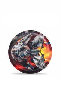 Runde Platte mit glänzender Oberfläche, die ein buntes Raumschiff-Design vor einem kosmischen Hintergrund in Rot, Schwarz und Silber zeigt.