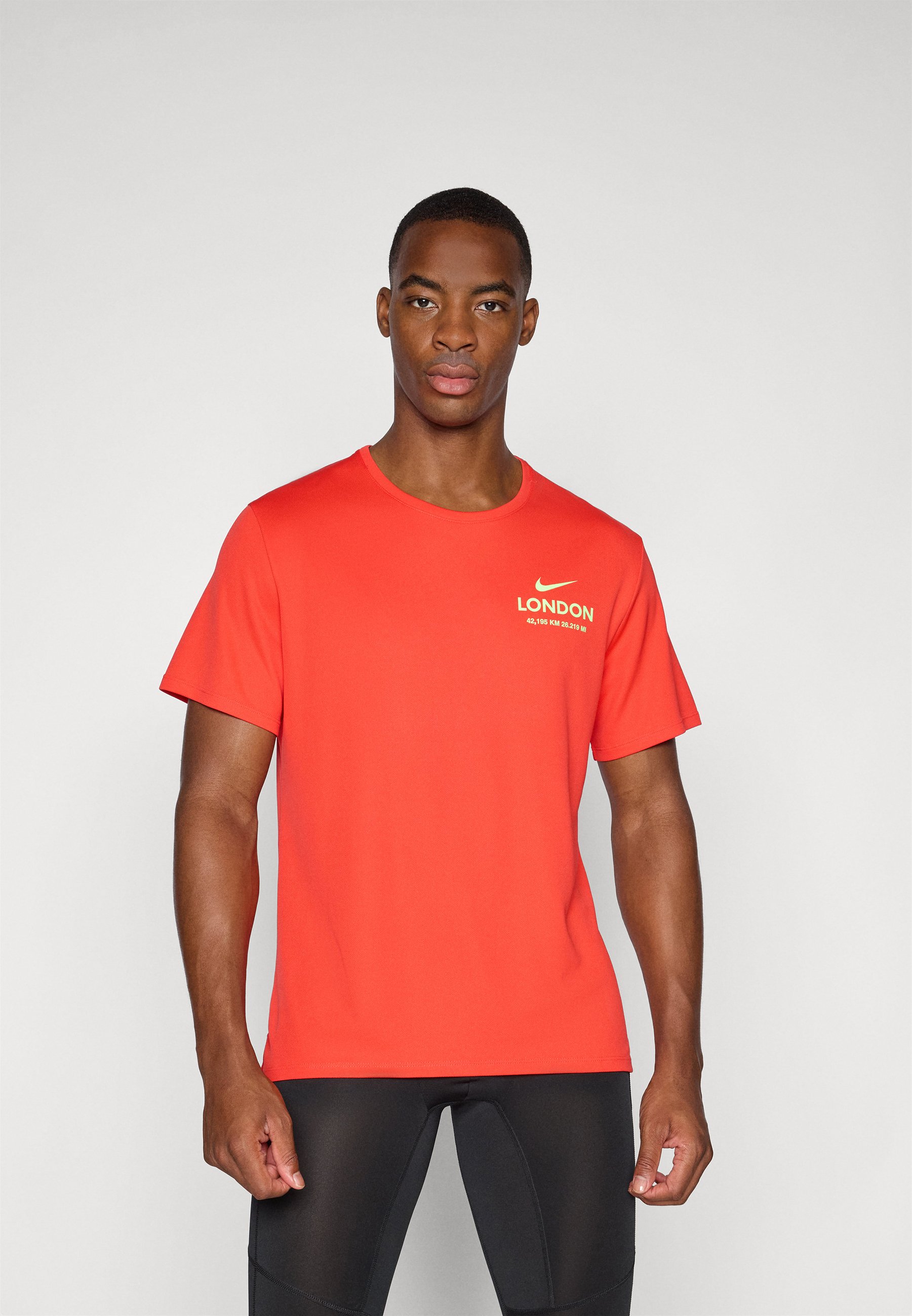 Nike Performance CITY MARATHON MILER TEE - T-Shirt sport - light  crimson/rosso chiaro - Zalando.it