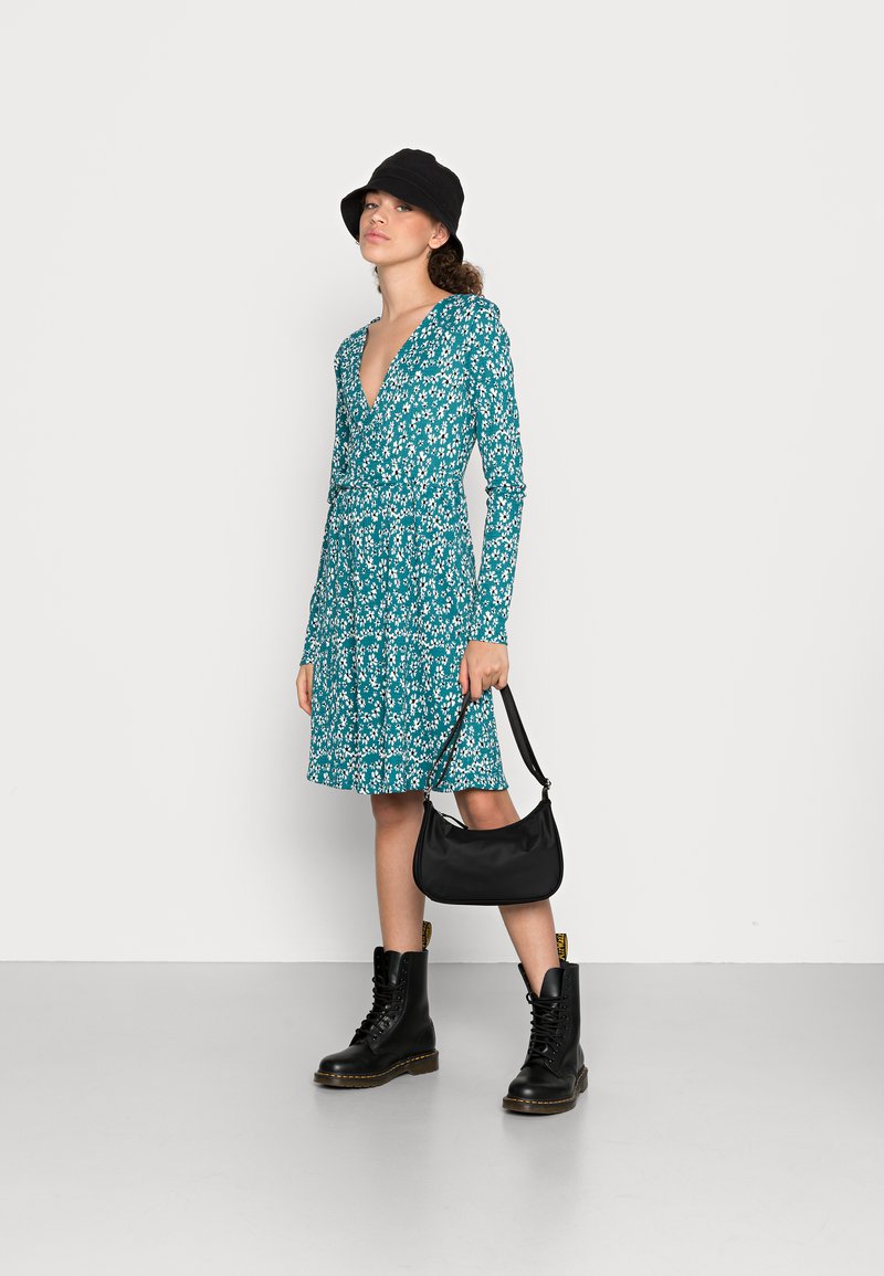 Damen Freizeitkleider | Pieces PCFRISA DRESS Jerseykleid blue surf/white/blau - FS81937 Damen Freizeitkleider | Pieces PCFRISA DRESS Jerseykleid blue surf/white/blau - FS81937