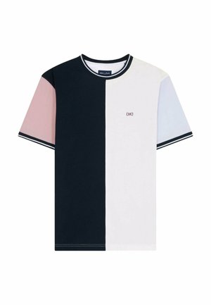 T-shirt à manches courtes avec moitié verticale bleu marine et blanche, manche gauche rose, manche droite bleu clair, et petit logo nœud papillon sur la poitrine.