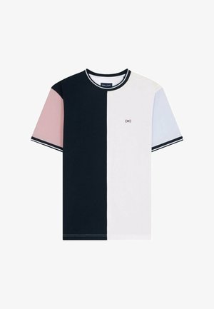 T-shirt à manches courtes avec moitié verticale bleu marine et blanche, manche gauche rose, manche droite bleu clair, et petit logo nœud papillon sur la poitrine.