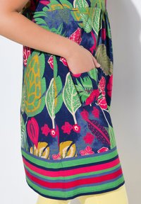 Sukienka o średniej długości z żywym wzorem kwiatów i liści w odcieniach niebieskiego, zielonego i różowego. Posiada boczną kieszeń oraz paskowany detal u dołu.